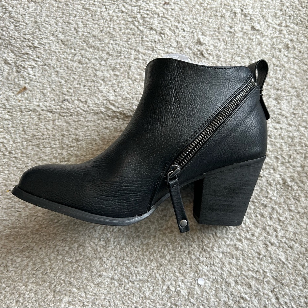 Torrid side zip heel bootie size 8